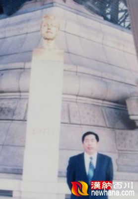 法国埃菲尔铁塔下_副本.jpg