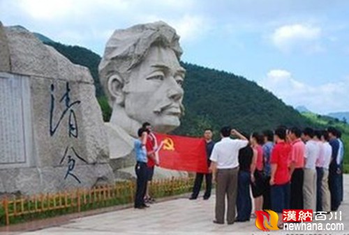 清贫塑像t01e127a29b4bbb27e1.jpg